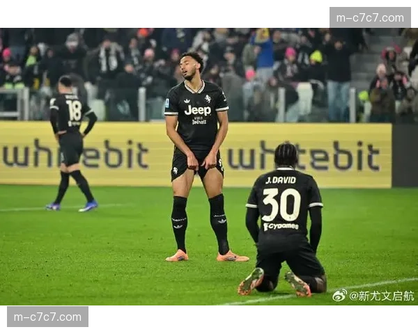 特写:点球罚失后,莱切前锋低头久久未起