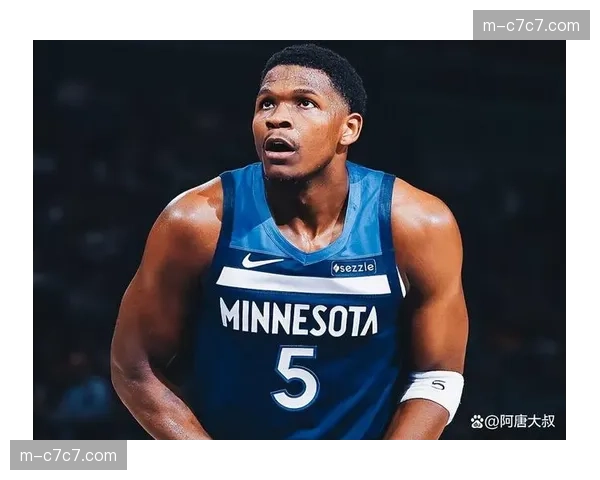 爱德华兹上演惊天隔扣后向镜头怒吼，标靶中心瞬间沸腾