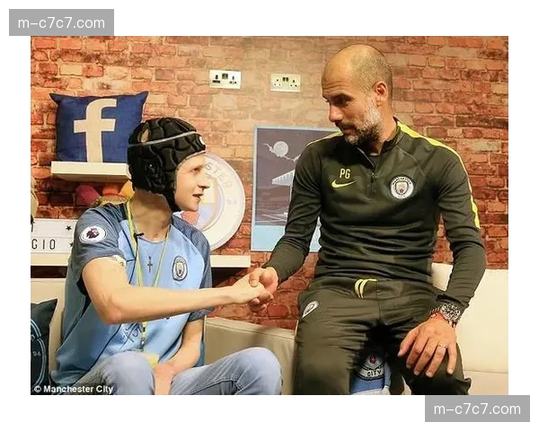 场边趣闻：瓜迪奥拉与场边小球童击掌，后者准确预判了球队战术角球